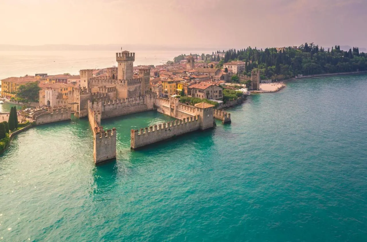 Charming Attic Apartment With Balcony & Swimming Pool Desenzano del Garda