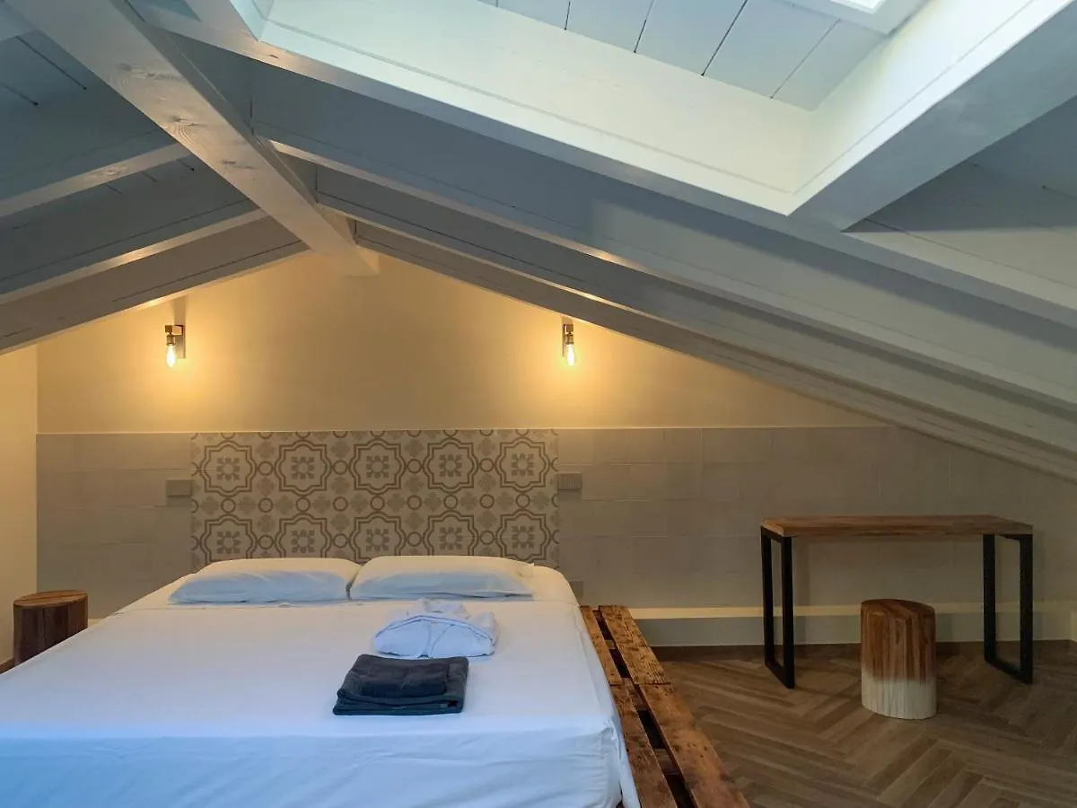 Charming Attic Apartment With Balcony & Swimming Pool Desenzano del Garda 0*,